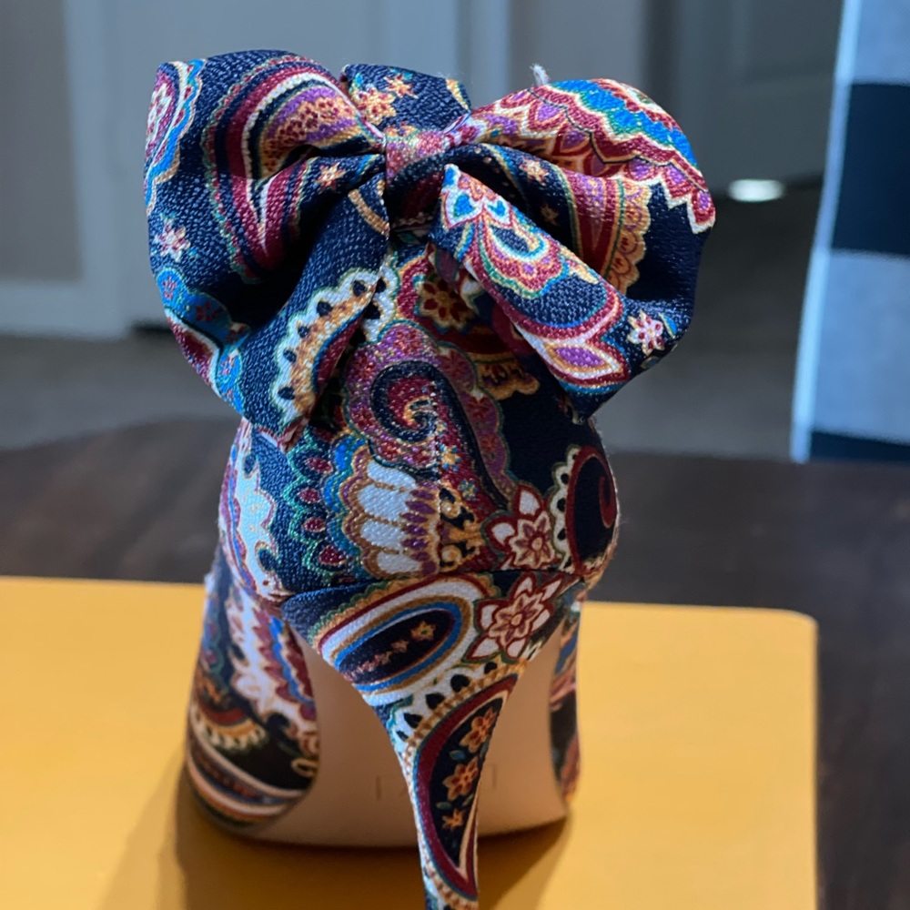 Navy blue paisley heels with ankle strap and bows on back NIB size 7